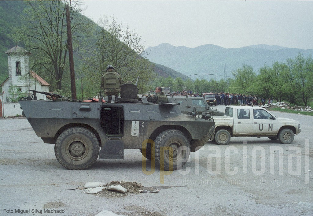 No centro da "terra de ninguém" com as populações e policia sérvia ao fundo