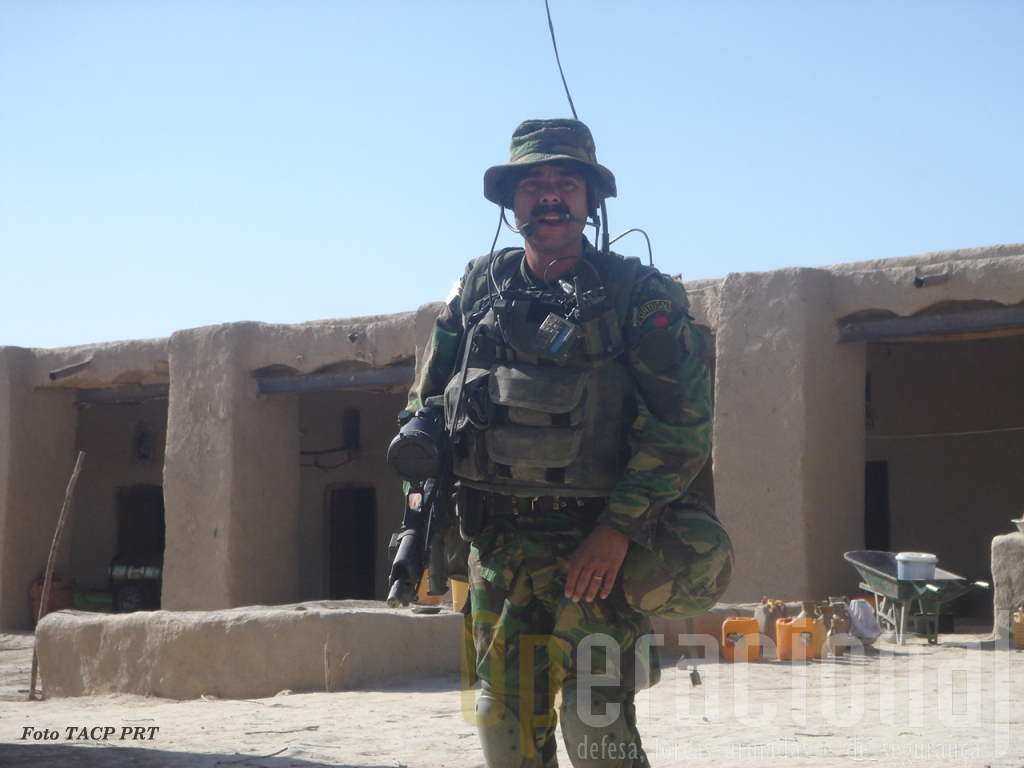 Um soldado de infantaria? Não, o capitão Freire, um dos controladores aéreos avançados da Força Aérea no Afeganistão em 2007, onde lutam “ombro a ombro” com comandos e pára-quedistas do Exército
