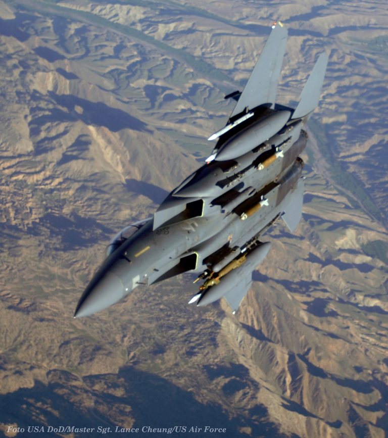 Um F-15E “Strike Eagle” fotografado durante uma missão sobre o Afeganistão