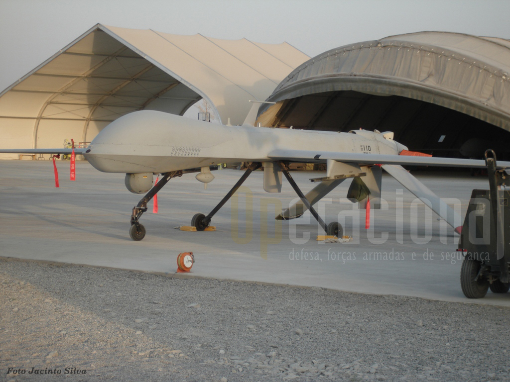Os UAV são intensamente utilizados no Afeganistão e as forças portuguesas já tem utilizado as informações destes aparelhos de outros países. Aqui um “Predator” , que pose ser armado com mísseis ar-terra, fotografado em Kandahar