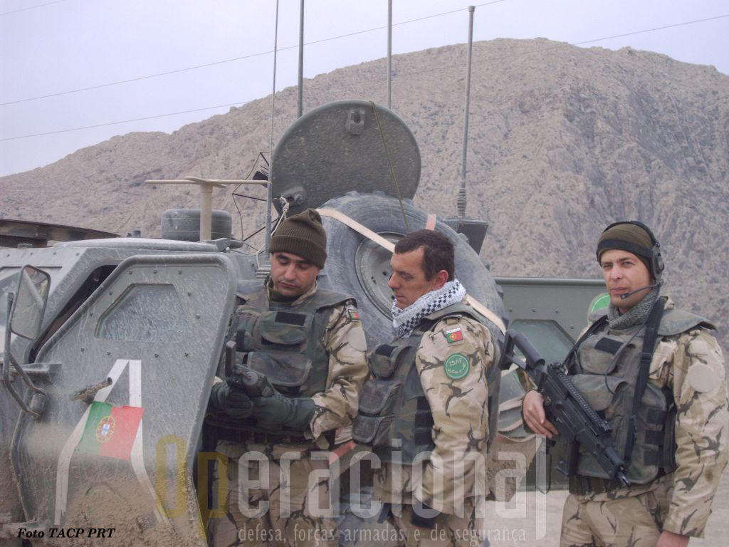 O TACP em operações. O militar da direita está armado com a espingarda automática G-36 5,56mm