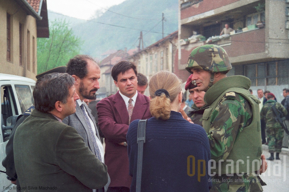 O capitão Santana, comandante da companhia aquartelada em Vitkovici estabelece conversações com as autoridades muçulmanas no centro de Gorazde