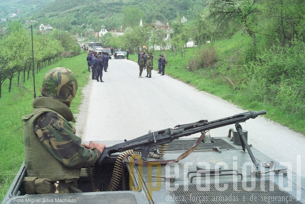 Os muçulmanos de Gorazde aproximam-se da IEBL, a policia sérvia aguarda e os militares portugueses estão prontos para o pior