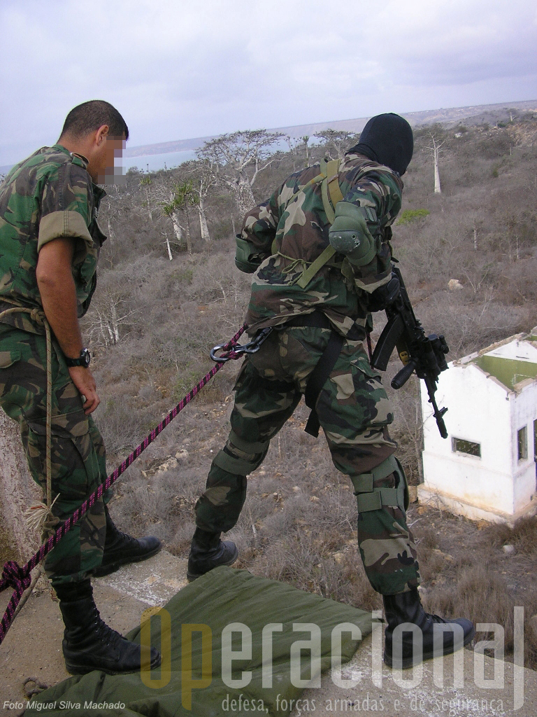 Assessor português acompanha a execução de um exercicio de rappel