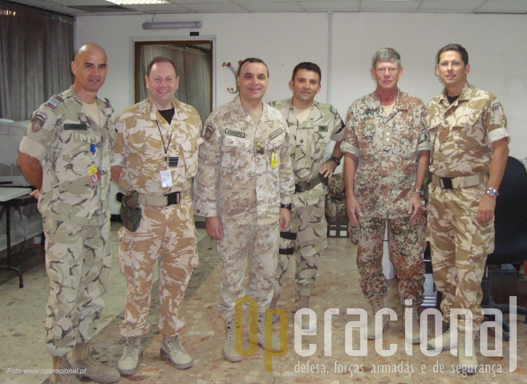 Sala do “Iraqi Traing and Doctrine Directorate” da NATO em Bagdad. Da esq: tenente-coronel Lopes, oficial britânico, italiano, major Jacinto, oficial dinamarquês e britânico.