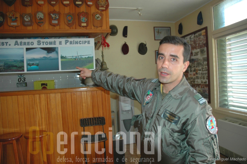 O major PILAV Luís Graça, comandante da Esquadra 502, explica algumas particularidades da operação na ilha do Príncipe 
