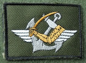 O distintivo do «pessoal apto a servir no DAE» na sua versão em pano, bordado, para uso no uniforme camuflado. (Col. do autor)
