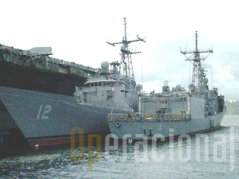As duas fragatas US destinadas a Portugal chegaram a ser visitadas por oficiais da Marinha Portuguesa