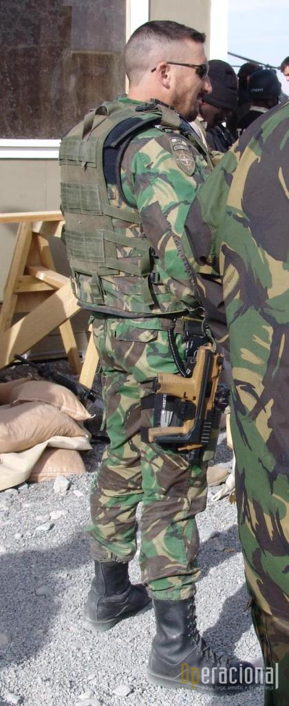 Um dos modos de usar a TP9/MP9, aqui no decurso de uma operação em Zabul