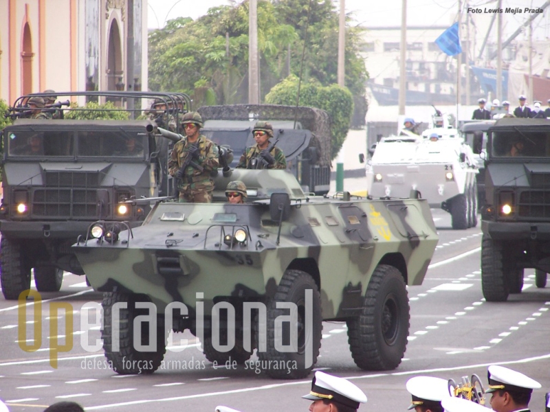 A Infantaria de Marinha do Perú operou 20 Chaimites V-200 com torre equipada com metralhdoras MG 3 e adaptaram localmente um canhão sem recuo 106mm (ao lado da torre)