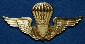 Primeiro distintivo de qualificação pára-quedista militar brasileiro: versão dourada para oficiais. (Col. do autor)