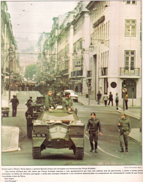 Em 27 de Abril de 1974 o "Século Ilustrado" em edição especial sobre o golpe militar. Em 2º plano uma V-200 "Chaimite" do pelotão do Alferes David e Silva.