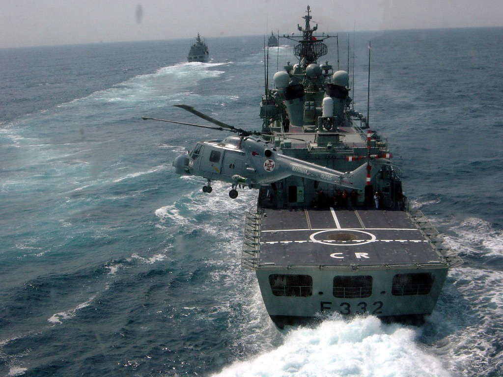 As fragatas da classe "Vasco da Gama" e os helicópteros embarcados são "peça fundamental" neste tipo de operações (Foto Esquadrilha de Helicópteros de Marinha)