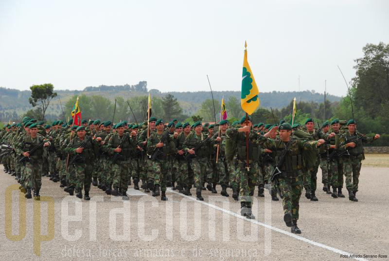 O 1º Batalhão de Infantaria Pára-quedista desfile em continência na parada Alferes Pára-quedista Mota da Costa