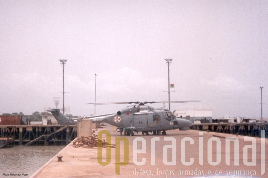 1998:Um heliporto no minimo "pouco vulgar", o porto de Bissau.