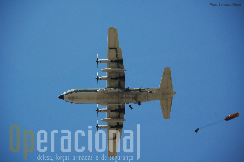 Aos C-130 caberá não só o transporte estratégico, como o táctico e eventualmente o lançamento de pára-quedistas ou de carga.