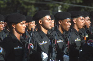 50º Aniversário das FAR, Havana: a BRIGADA ESPECIAL NACIONAL desfila integrada nas comemorações nacionais. (Foto de «Granma»)