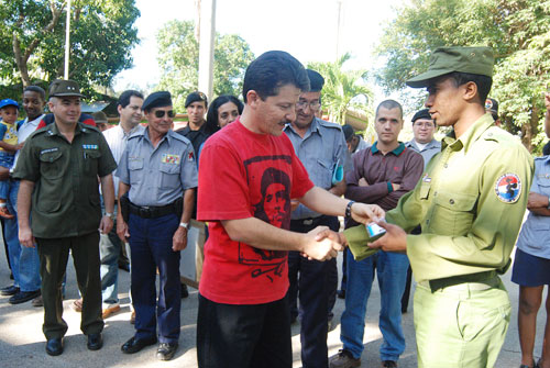 Um agente da BRIGADA ESPECIAL NACIONAL é agraciado pelas autoridades políticas. (Foto de «Granma»)