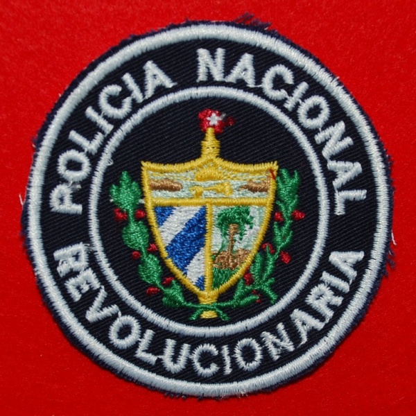 Distintivo oficial da POLÍCIA NACIONAL REVOLUCIONÁRIA. Usado por todos os agentes nos diversos uniformes. (Col. A. Carmo)
