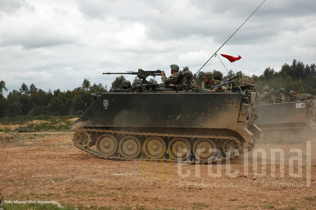 Viaturas do Agrupamento Mecanizado NRF 12 em acção no Campo Militar de Santa Margarida