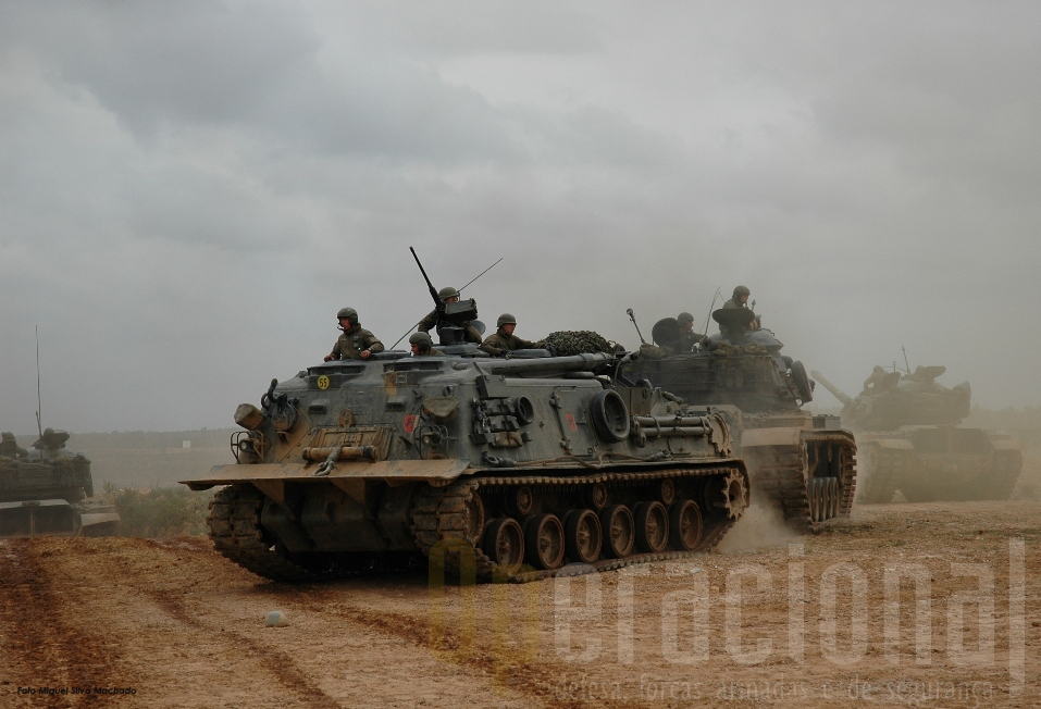 Os M88 treinaram a recuperação para a retaguarda, "debaixo de fogo", de um M60