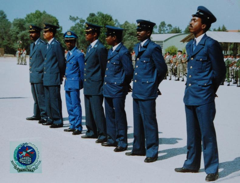BETP/Tancos, 1990: militares pára-quedistas da FAPA-DAA aguardam a imposição oficial do distintivo de qualifiação pára-quedista português. (Foto do arquivo Miguel Machado/António Carmo)