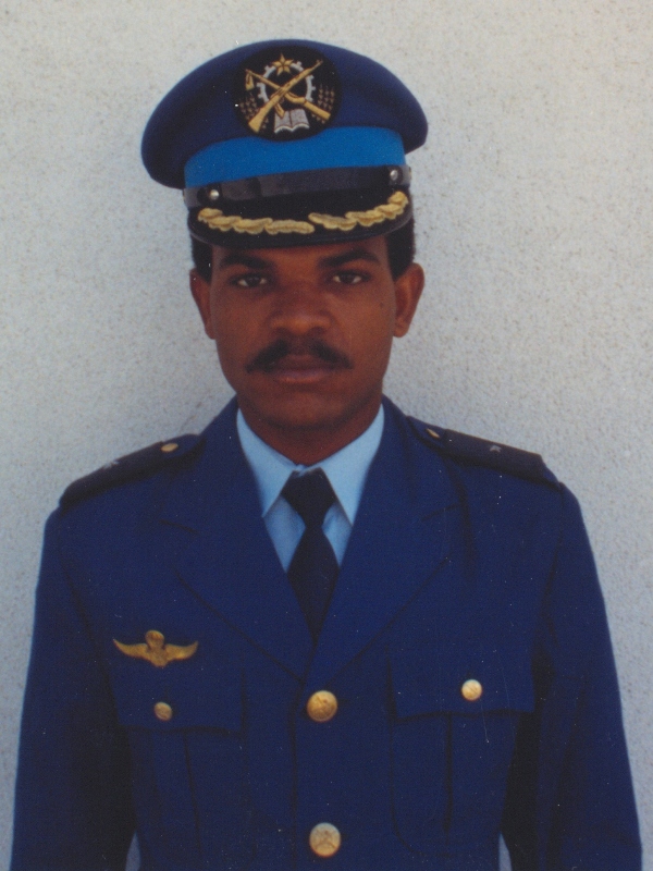 Oficial pára-quedista da FAPA-DAA em uniforme de cerimónia. (Foto de António Carmo)