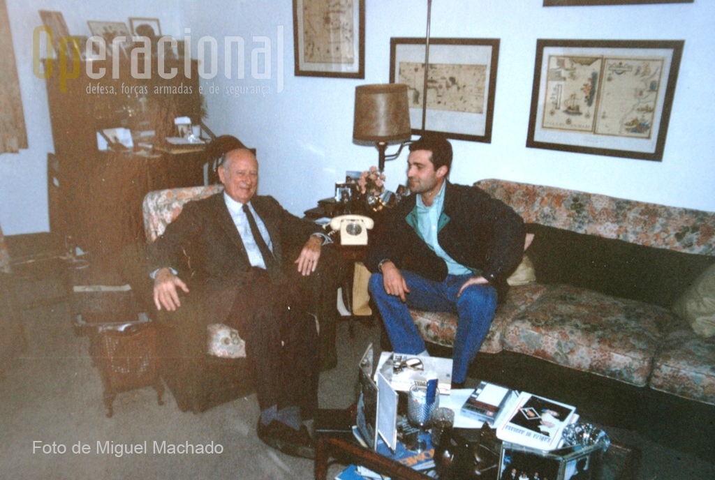 1989: o autor com o General Kaúlza de Arriaga na sua residência privada em Lisboa. O momento regista uma das muitas audiências concedidas para esclarecer inúmeros temas relativos à história das Tropas Pára-quedistas Portuguesas.