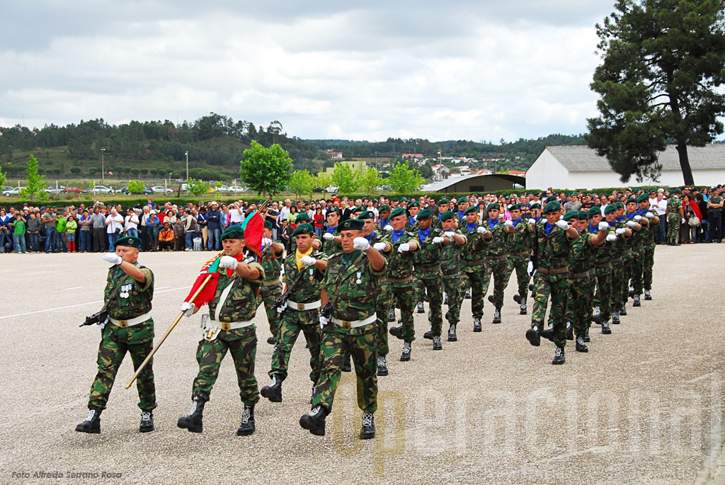 A parada "Mota da Costa", onde se está a iniciar a cerimónia militar, com a chegada do Estandarte Nacional.