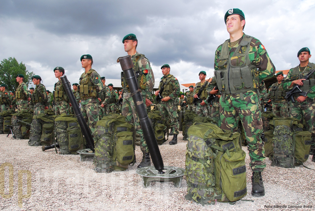 Parte do efectivo da Brigada de Reacção Rápida presente na cerimónia, como é tradição, estava armado e equipado para combate.