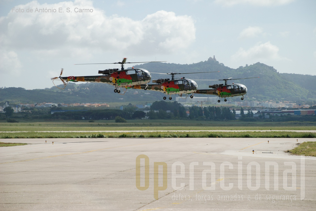A Patrulha Acrobática «ROTORES DE PORTUGAL» tornou-se conhecida conhecida em Abril de 1976, exibindo-se pela primeira vez num festival aeronáutico que teve lugar na BA1 (Sintra).