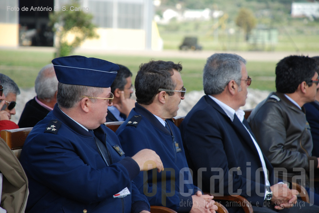 O Comandante do COFA, Tenente-General José Pessoa, e o Comandante da AFA, Major-General Serôdio Fernandes, entre outros, seguem atentamente o evoluir das manobras das patrulhas acrobáticas.