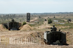 Exercicio em Santa Margarida, notando-se bem as rampas dos M-113 em primeiro plano abertas. A infantaria abandona-o para combater contando com o apoio da arma pesada da viatura.