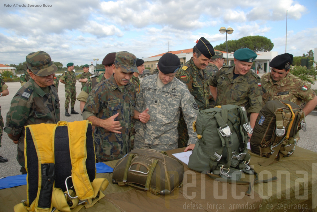Militares de países amigos toma contactos com os equipamentos das Tropas Pára-quedistas Portuguesas
