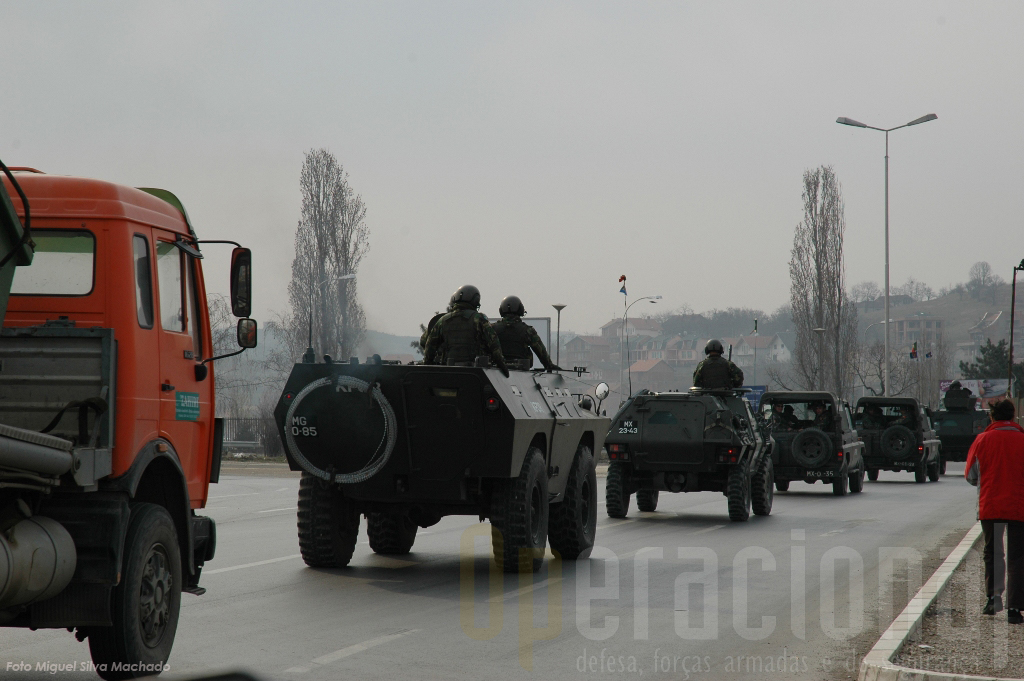 Muitas patrulhas no Koosvo envolvem as Chaimites, Panhard M11 e mesmo viaturas ligeiras não blindadas.