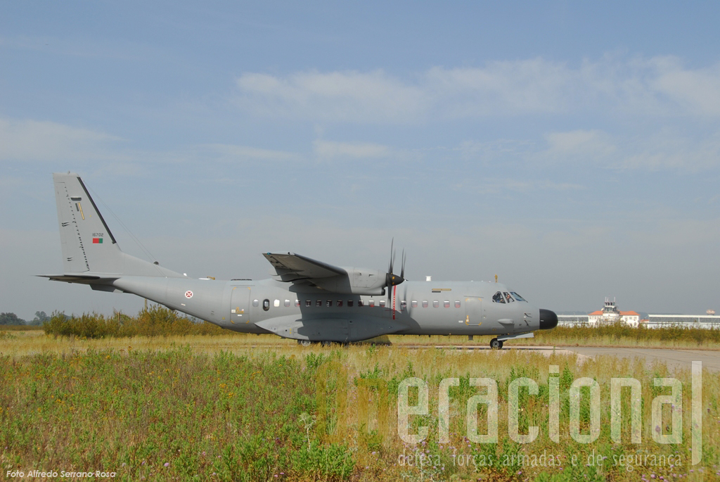  A Torre de Controlo da antiga Base Aérea n.º 3 em Tancos assitiu à 1ª missão do C-295M com osm pára-quedistas portugueses