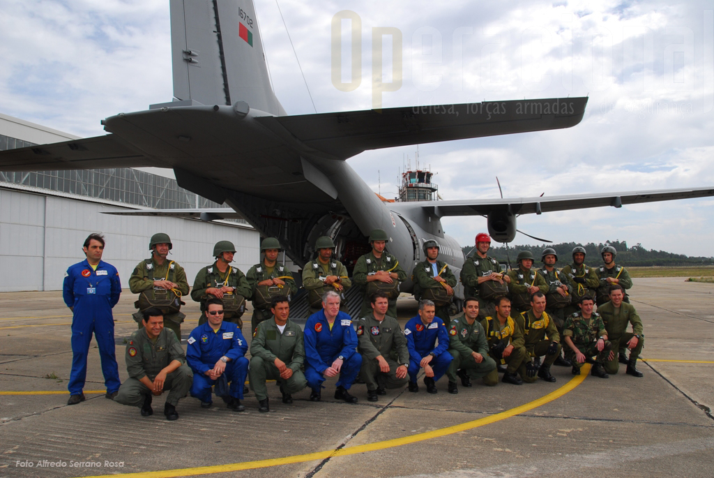 Em 3 de Junho de 2009, am Tancos, posam para a história antes de se iniciar a primeira sessão de saltos de abertura automática a partir de um C-295M da Força Aérea Portuguesa, tripulação, pára-quedistas e técnicos da EADS-CASA.