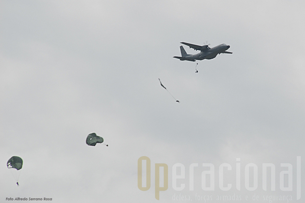 Luz verde sobre o Arripiado, homens, avião e pára-quedas cumpriram sem o minimo problema esta sessão de saltos.