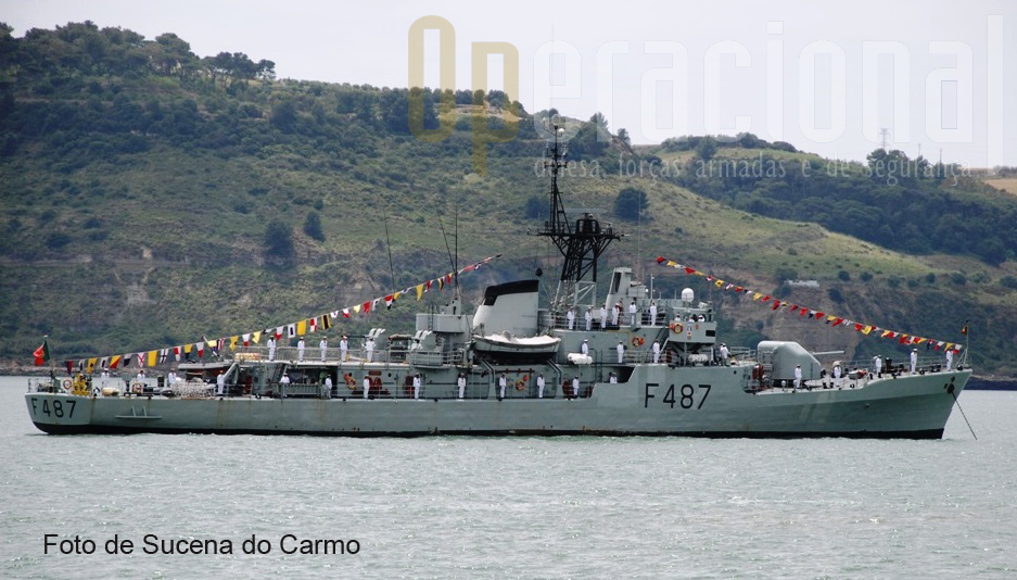 A corveta da classe "Baptista de Andrade", NRP "JOÃO ROBY",fundeada no Rio Tejo, realizou uma salva de tiros em «homenagem aos mortos pela Pátria».
