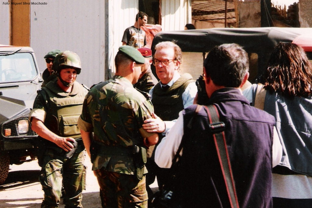 Jorge Sampaio com um estilo diferente de Cavaco Silva, não deixou de acompanhar de perto a actividade das Forças Armadas. Aqui na Bósnia-Herzegovina em Junho de 1996.