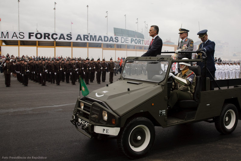 O Presidente da República, Cavaco Silva, passa revista acompanhado pelo Comandante das Forças em Parada e o seu (do PR) Ajudante-de-Campo