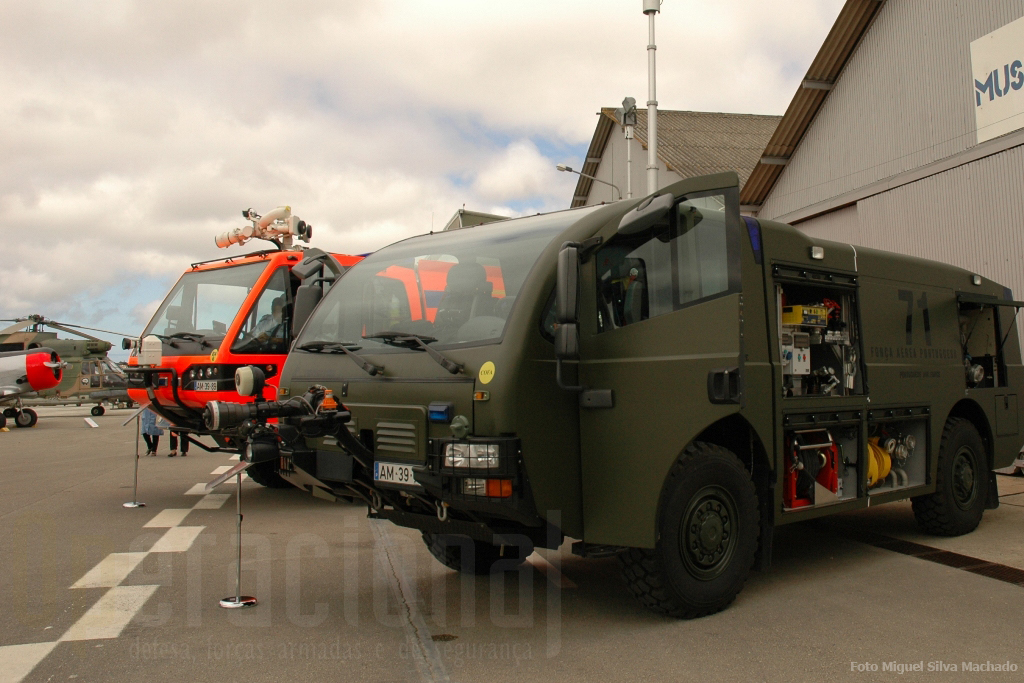 O MAN 432 4X4 veículo de combate a incêndios em aeronaves
