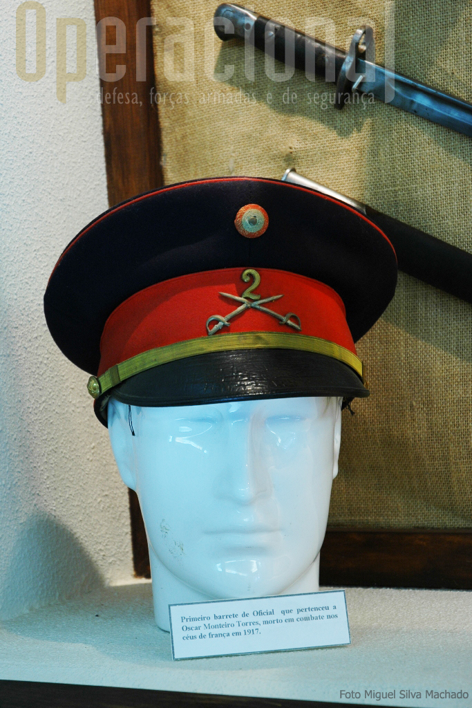 O barrete que pertenceu a Óscar Monteiro Torres, herói da Aeronautica Militar morto em combate aos comandos do seu aeropalano nos céus de França.