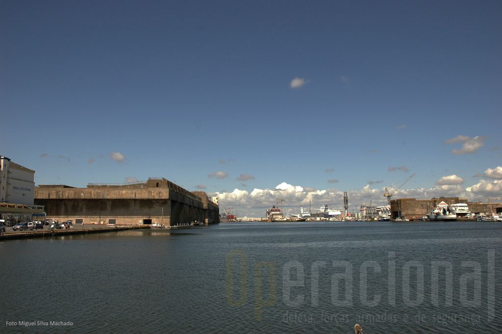 A enorme "doca/porto" de Saint-Nazaire: à direita a eclusa fortificada e à esquerda a base dos U-Boat alemães