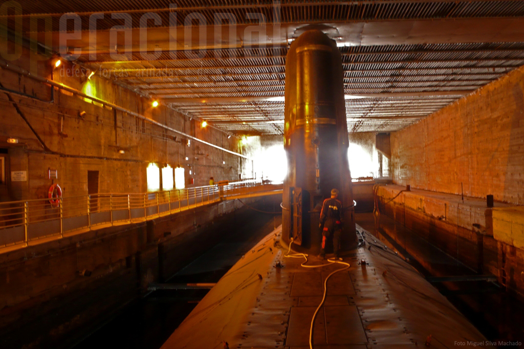 O submarino mesmo nesta situação de museu carece de manutenção diária.