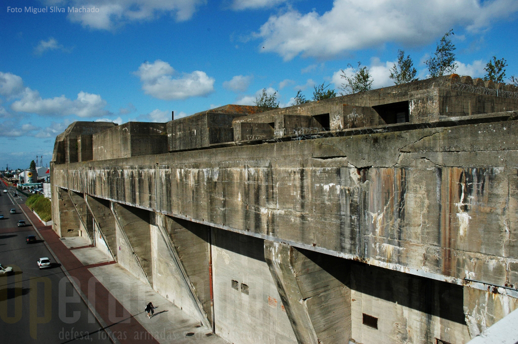 O sector da base virado para a cidade, mantém alguma paredes originias (na foto) e outras foram retiradas para dar acesso a infra-estruturas de apoio ao turismo.