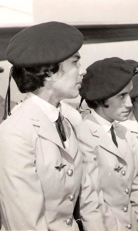 Enfermeiras pára-quedistas com o primeiro distintivo de qualificação pára-quedista militar metálico. (Foto arquivo Miguel Machado e António Carmo)