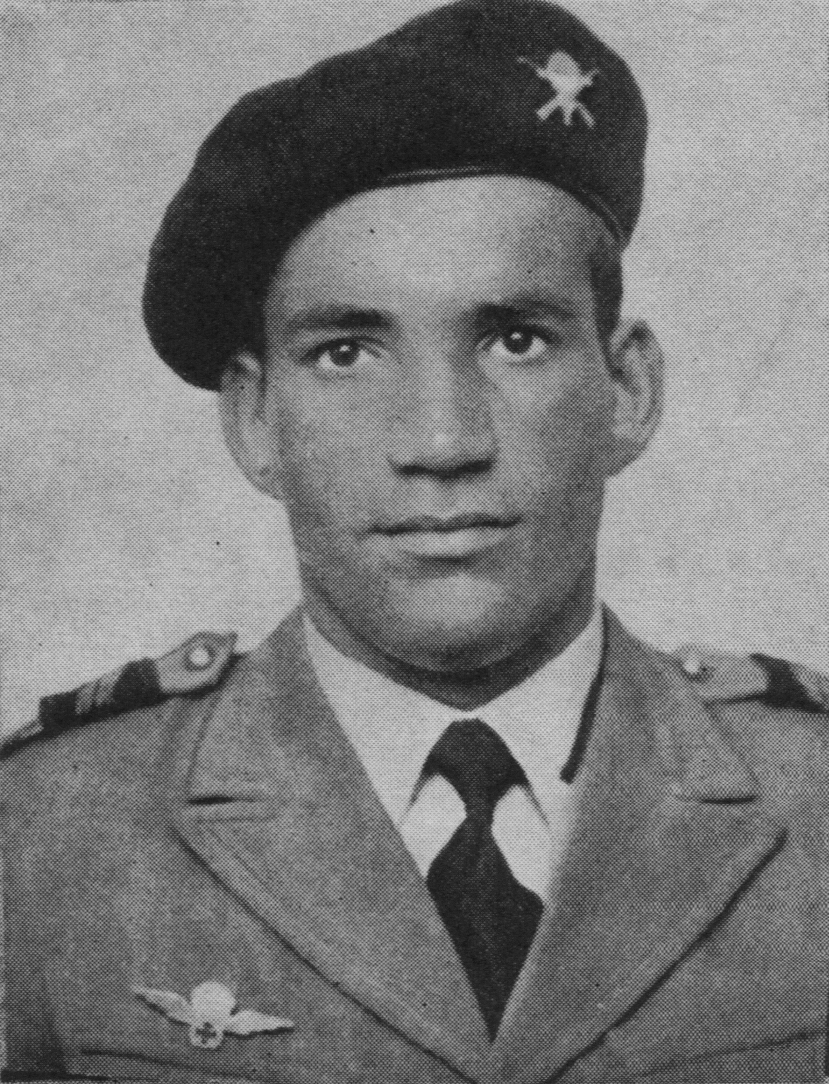 1958: 1º Cabo ostentando no seu uniforme o primeiro distintivo de qualificação pára-quedista militar em metal. (Foto arquivo BV)