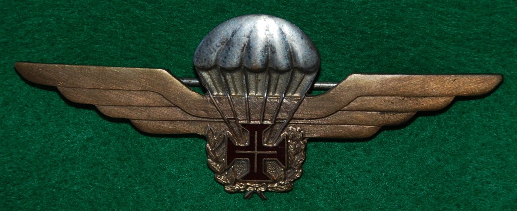 Versão dourada do primeiro distintivo de qualificação pára-quedista militar português. (Col. do autor)