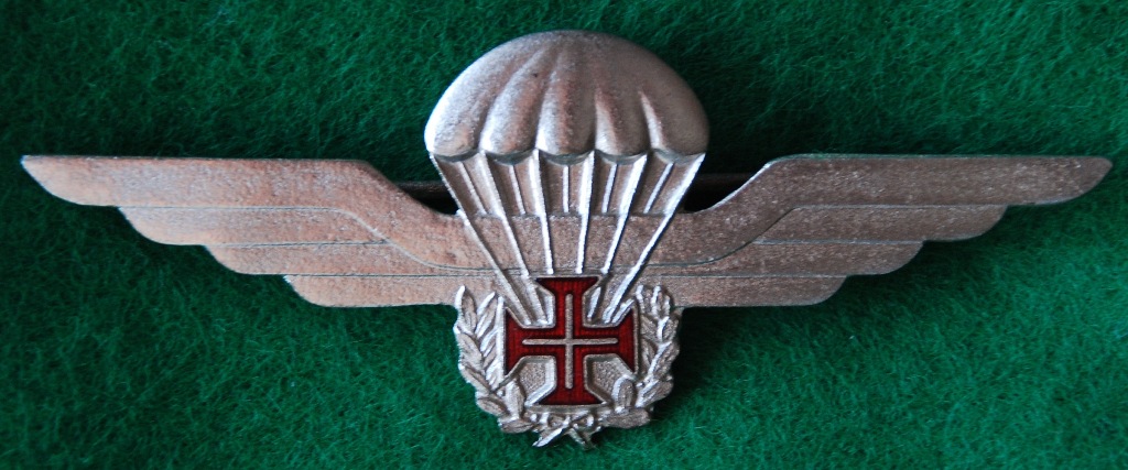 Versão prateada do primeiro distintivo de qualificação pára-quedista militar português. (Col. do autor)